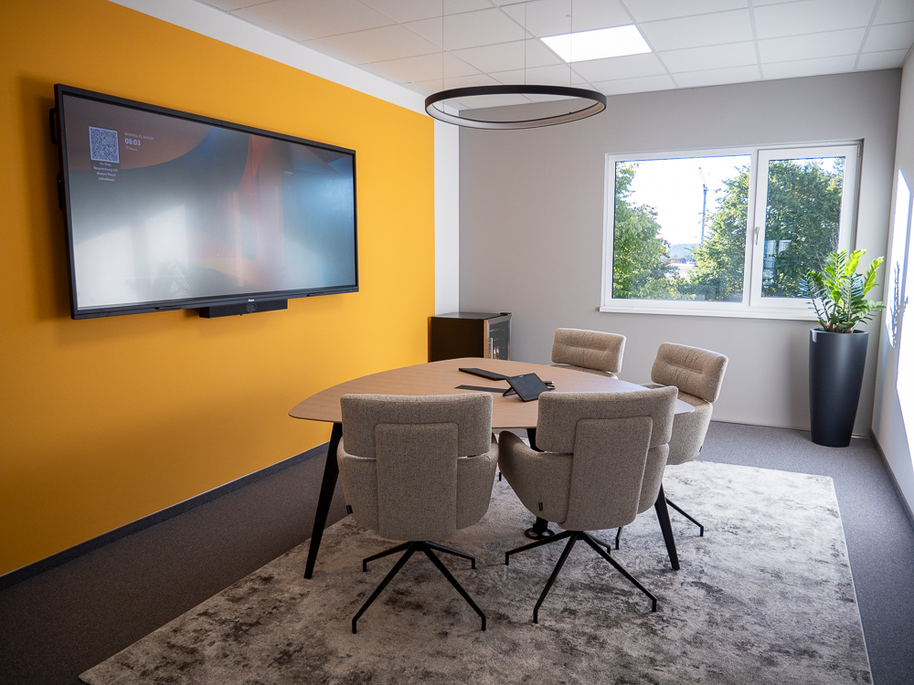 Moderner Kollaborationsraum für effiziente und hybride Meetings.