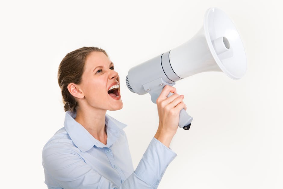 An engaging visual of a person thoughtfully leaving a voice message, with graphics showing focus on clarity and structure.