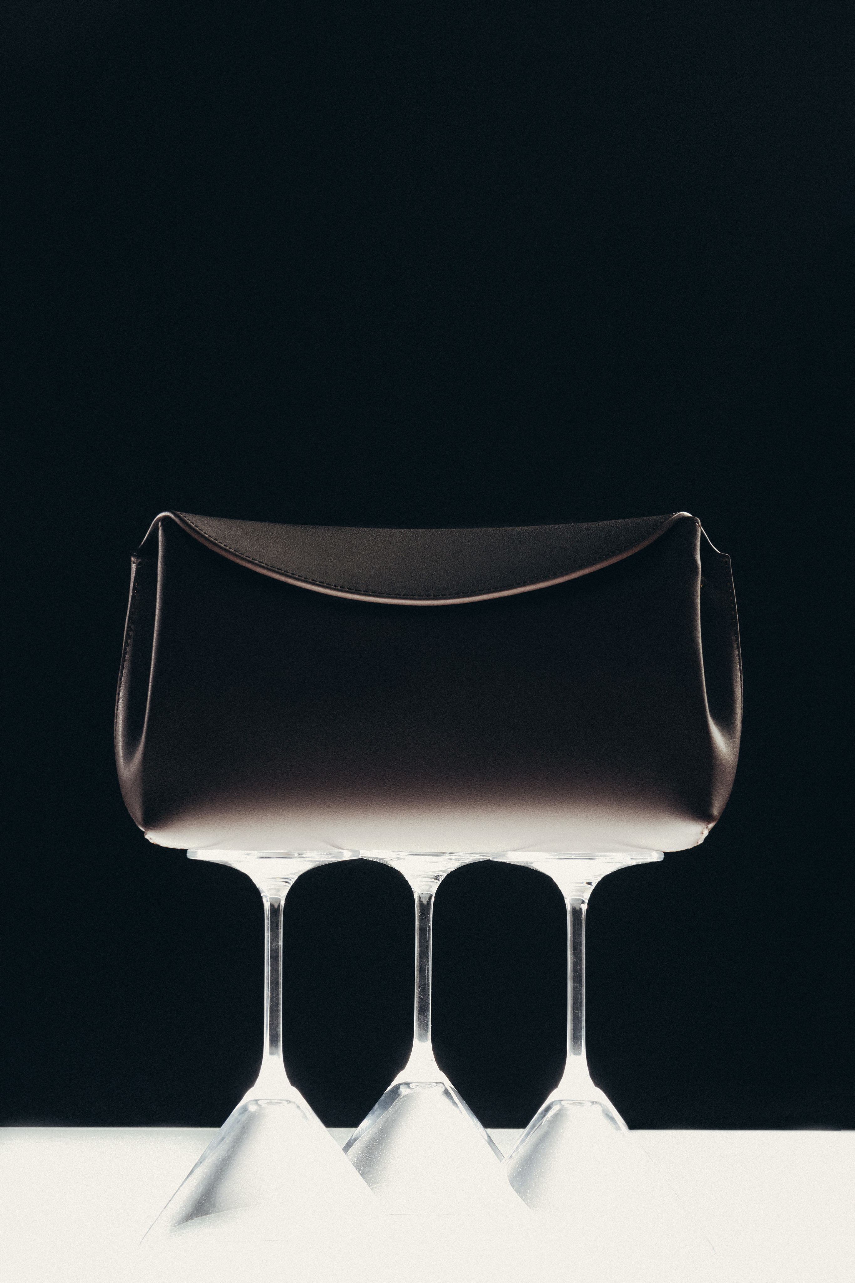 Modelo posando en el descampado.