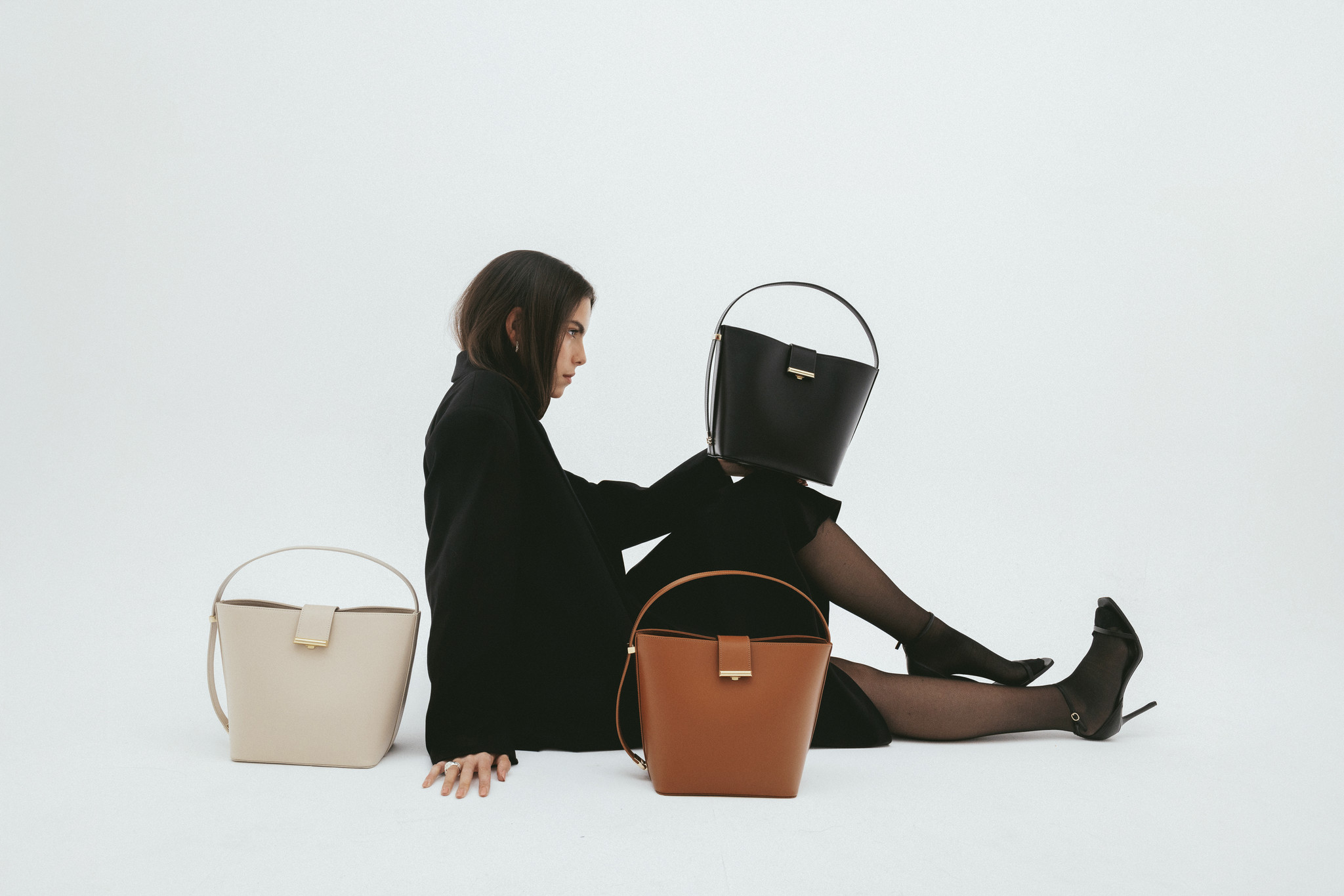 Jenn Blue (modelo) posando en el metro de Madrid. El styling es futurista.