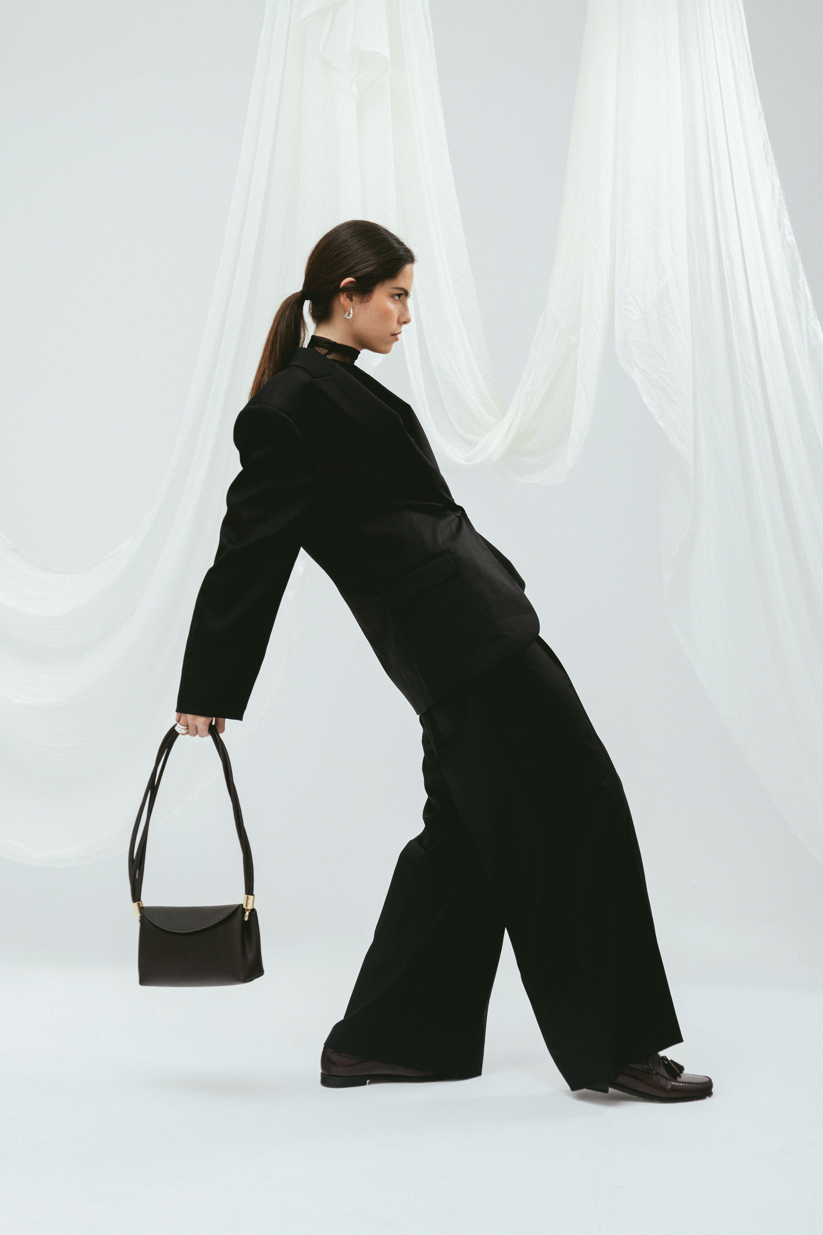 Jose (modelo) con una mano en dirección a la cámara posando.