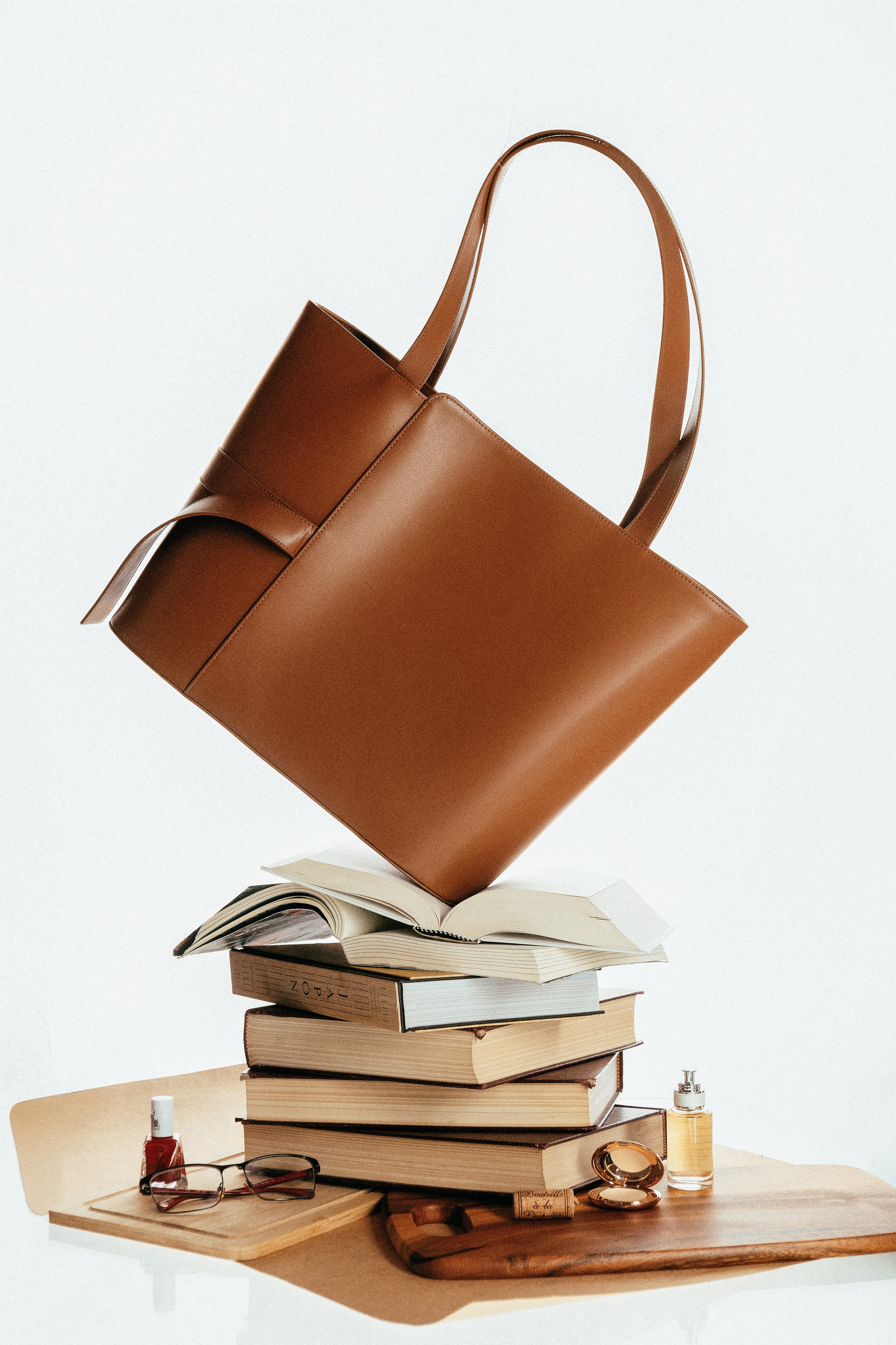 Modelo en forma de ángel posando en el palacio real. 