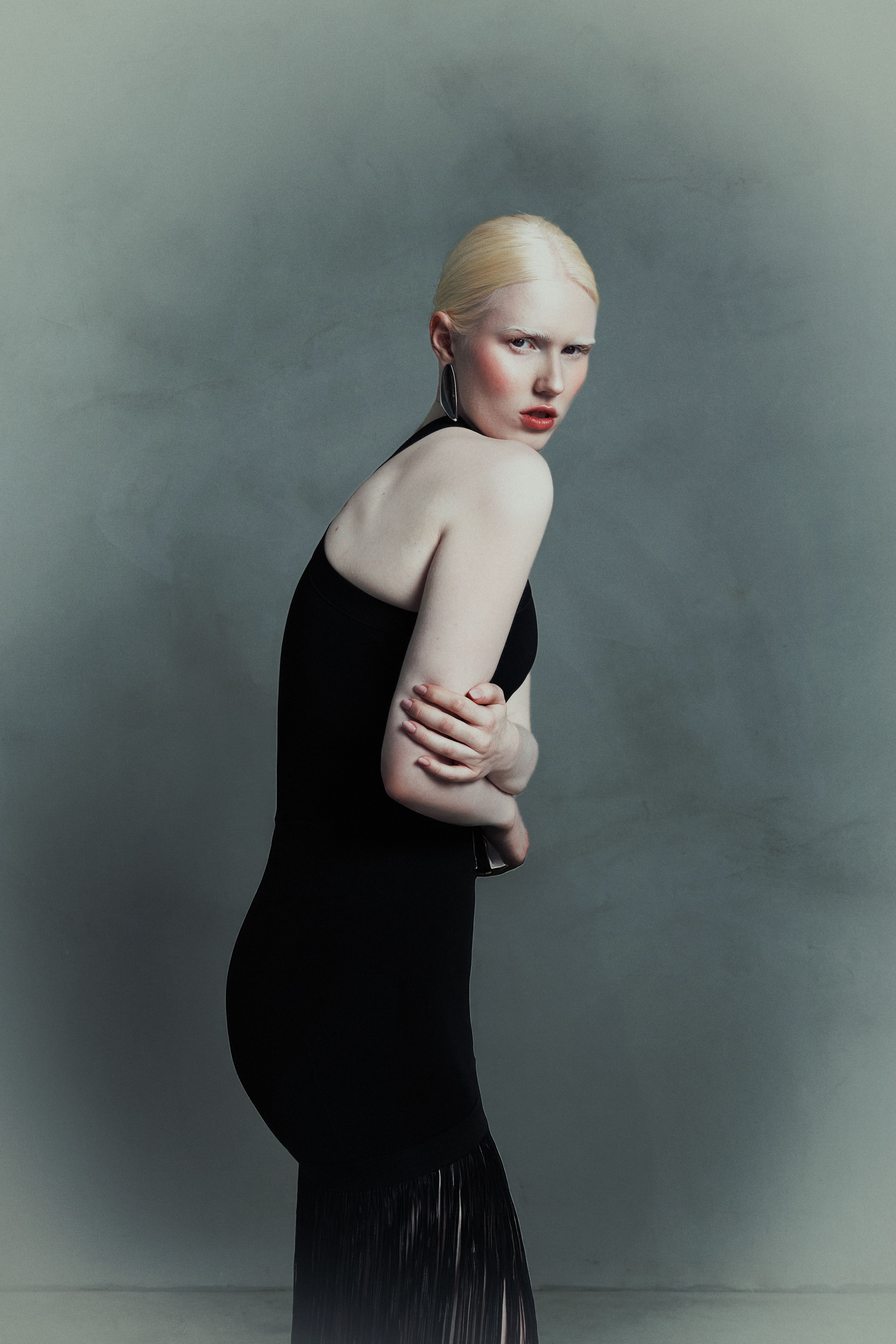 Eva (modelo) en el parque del retiro usando un estilo dark. 