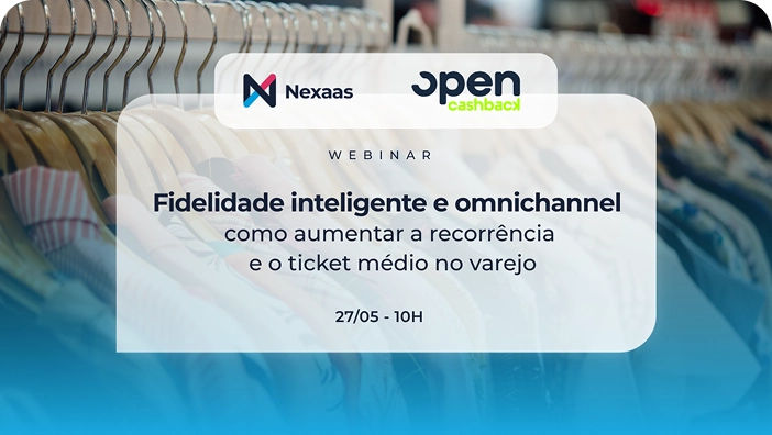 Banner promocional para um webinar intitulado 'Fidelidade inteligente e omnichannel: como aumentar a recorrência e o ticket médio no varejo'. A imagem exibe um fundo desfocado de cabides de roupas em uma loja. No centro, há uma caixa de texto retangular com cantos arredondados, contendo o título do webinar. No topo desta caixa, estão os logos da Nexaas e da Open Cashback. A data e hora do evento, '27/05 - 10H', são exibidas na parte inferior da caixa.