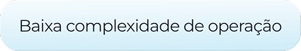 Selo gráfico em formato de pílula arredondada com fundo em gradiente azul claro, contendo o texto em letras escuras: 'Baixa complexidade de operação'.