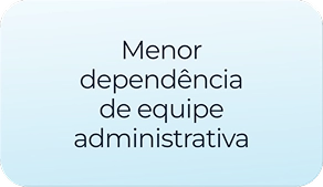 Selo gráfico retangular com cantos arredondados e fundo em gradiente azul claro, contendo o texto centralizado em letras escuras: 'Menor dependência de equipe administrativa'.