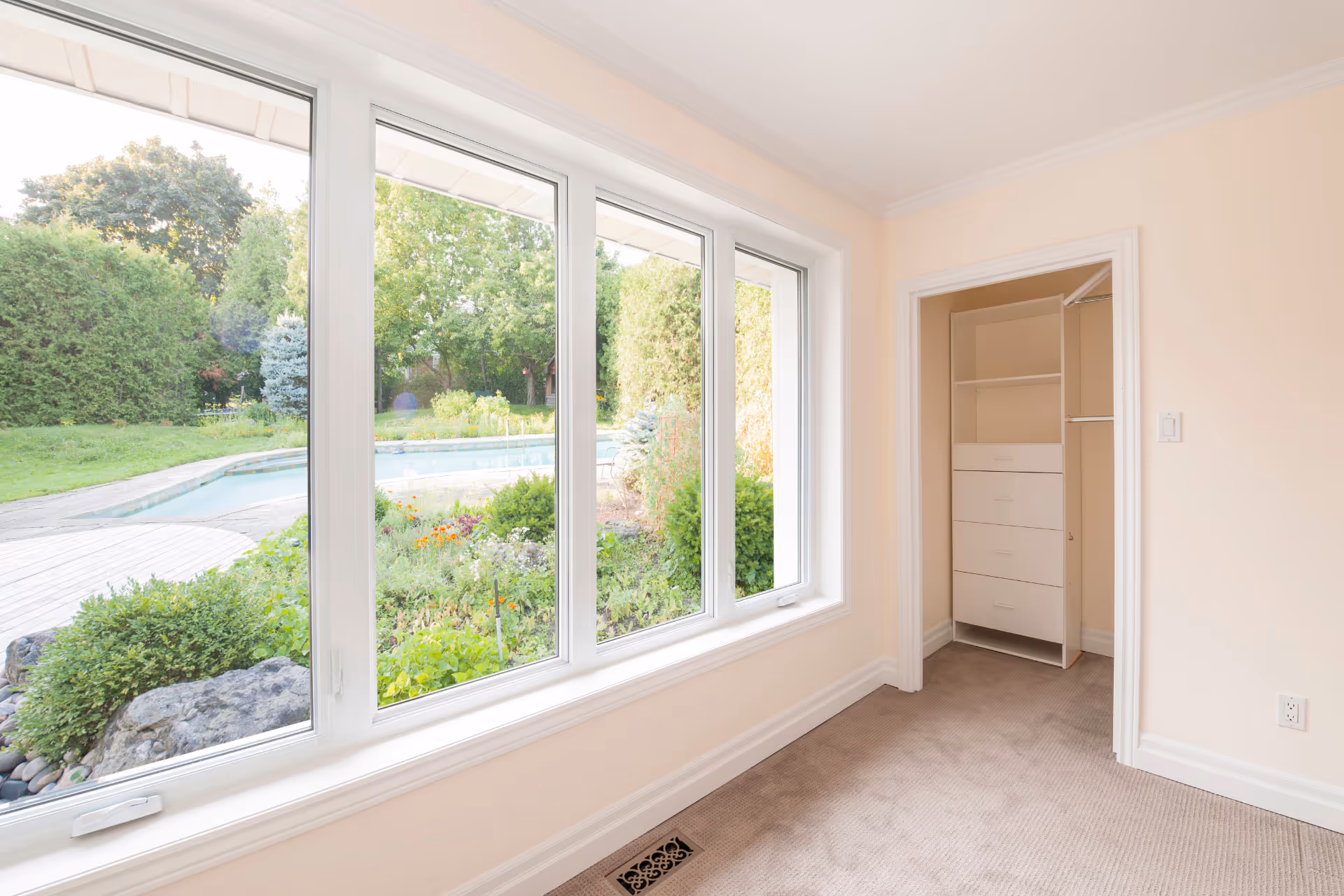 Fixed windows with a view of the garden and pool