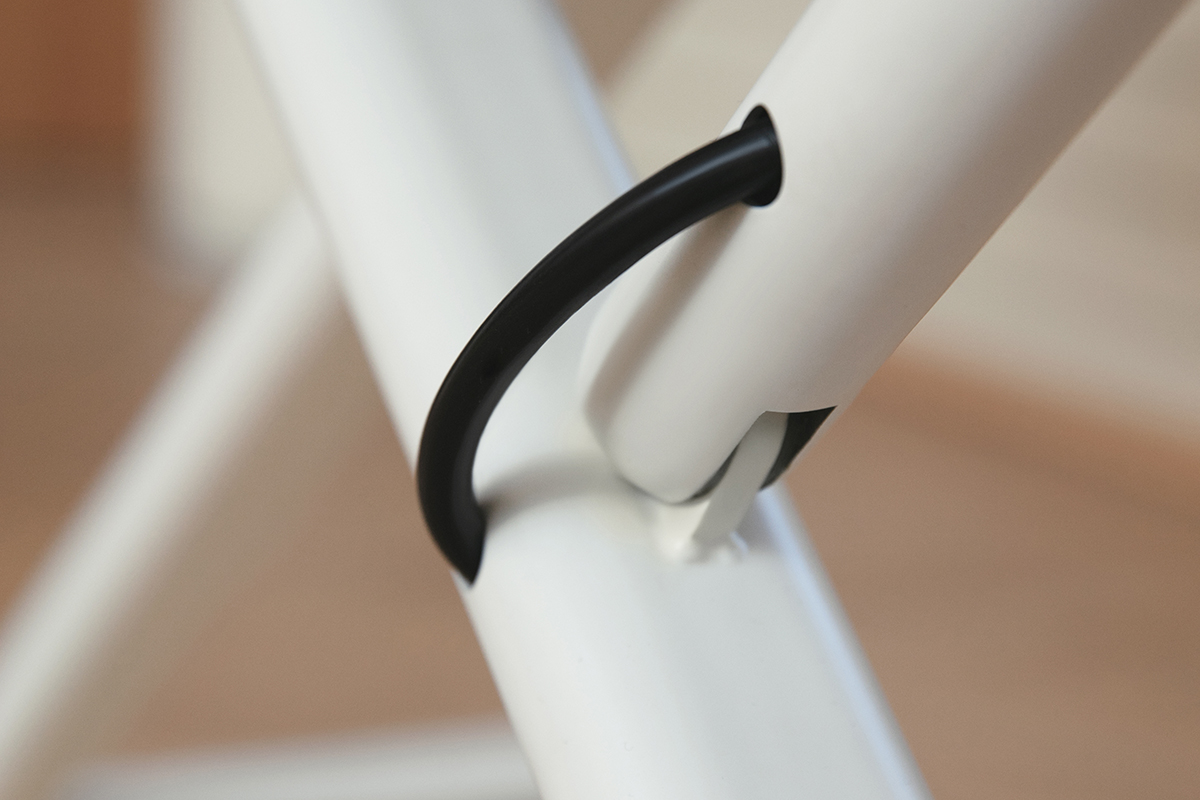 Detail of the cable integration on the marinamantra flow desk