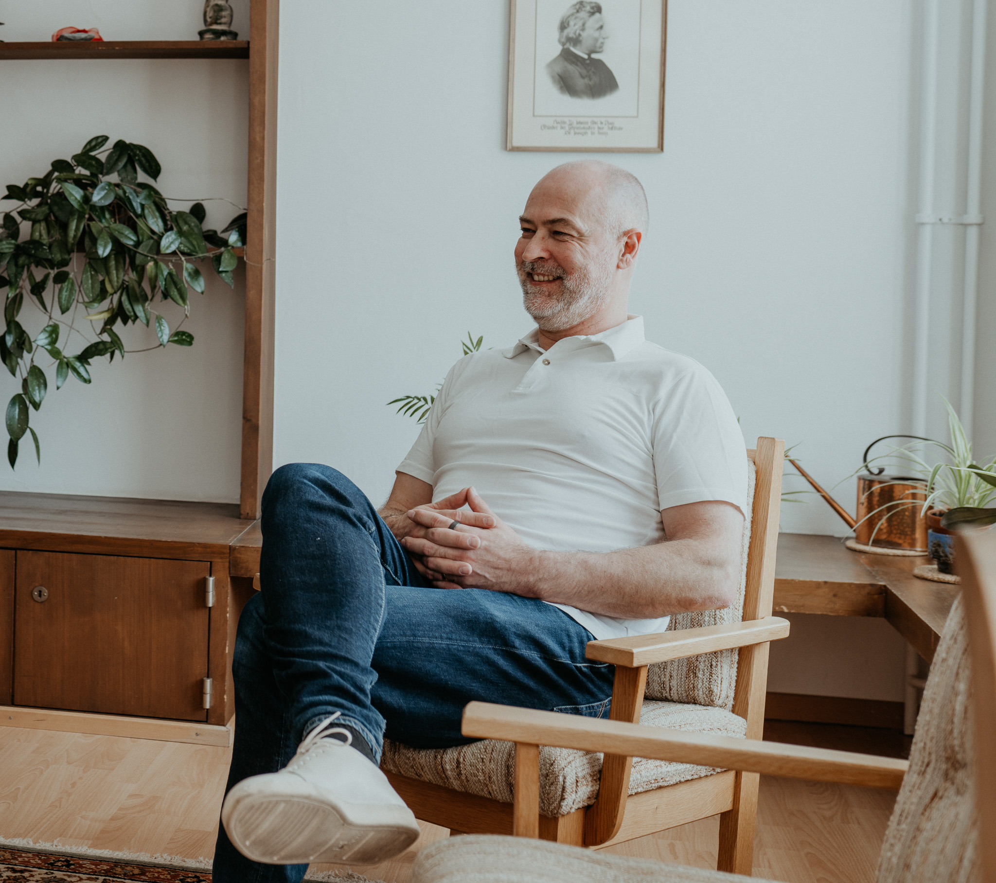 Ilari sitting in a chair.