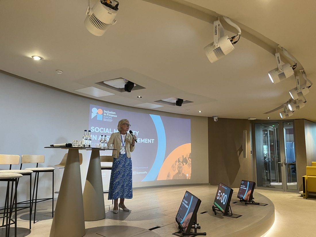 Nancy Rowe opening the discussion