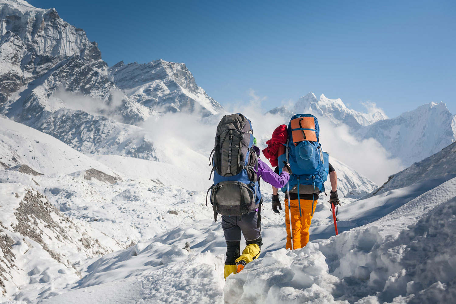 Duas pessoas escalando o Everest.