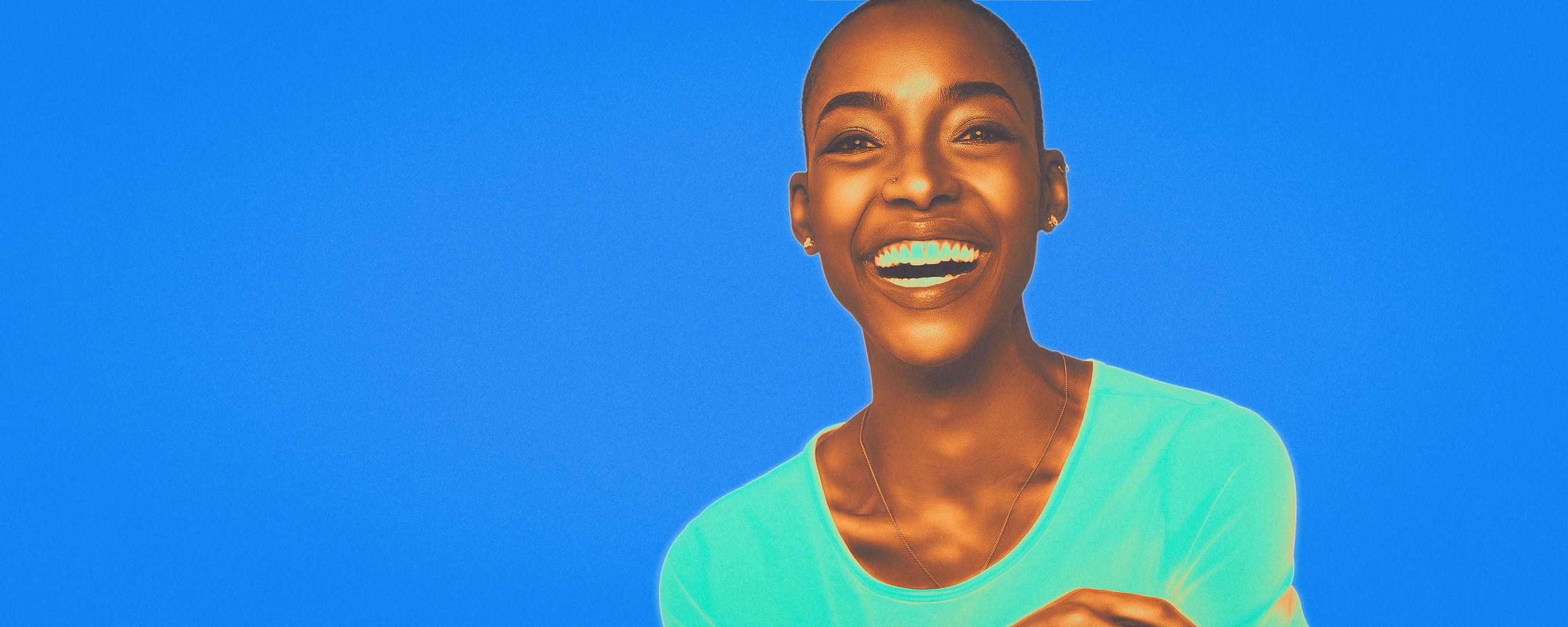 Uma mulher negra sorrindo em um fundo azul.