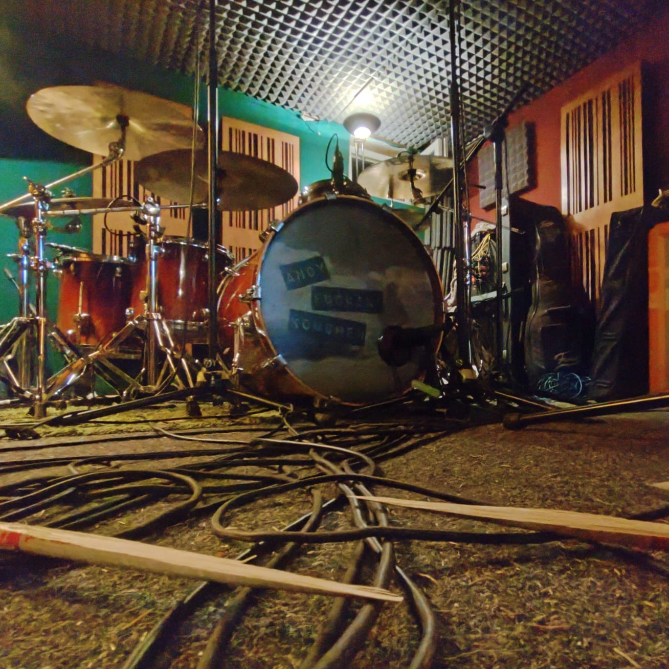 Ansicht eines Drumsets während der Aufnahmen.