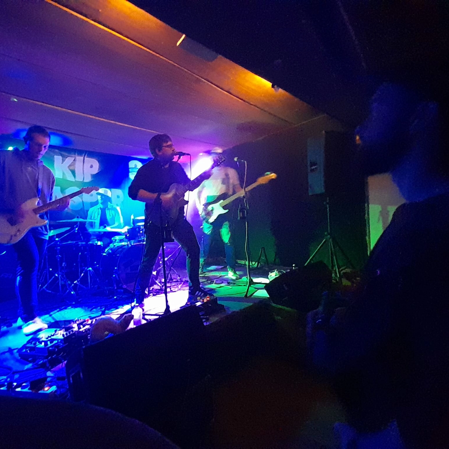 KIP KASPER während eines Gigs auf der Bühne.