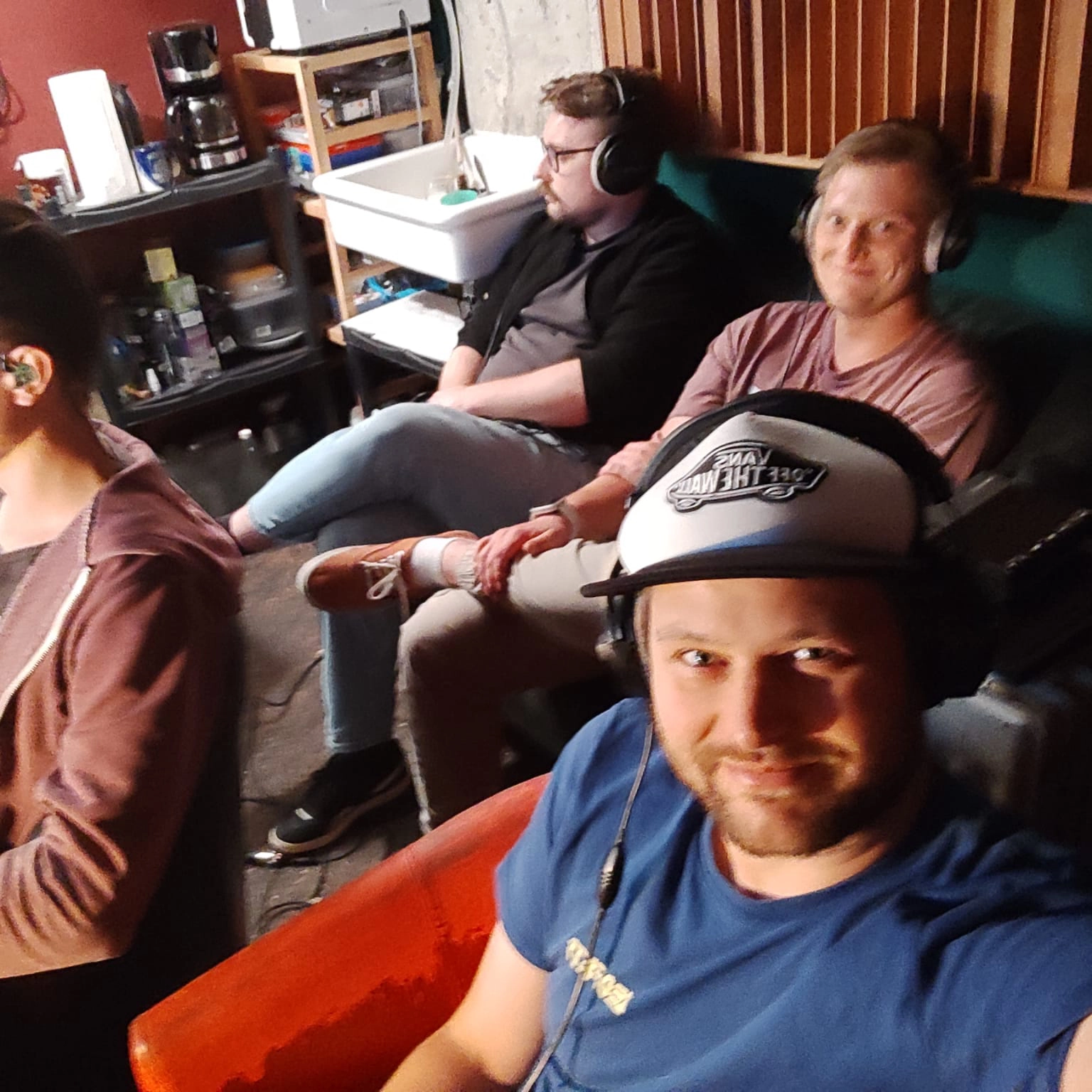 KIP KASPER Selfie während Aufnahmen im Tonstudio. 