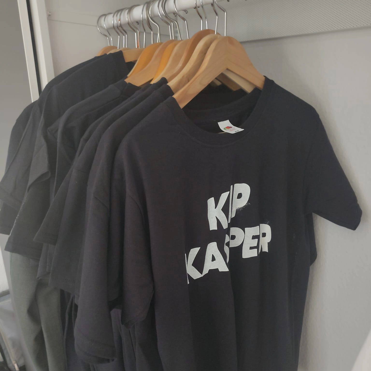 Mehrere KIP KASPER T-Shirts an einer Kleiderstange.