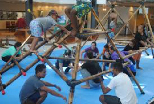 Brinca e Equilibra nos Brinquedos Naturalizados | Gira, pula e equilibra!