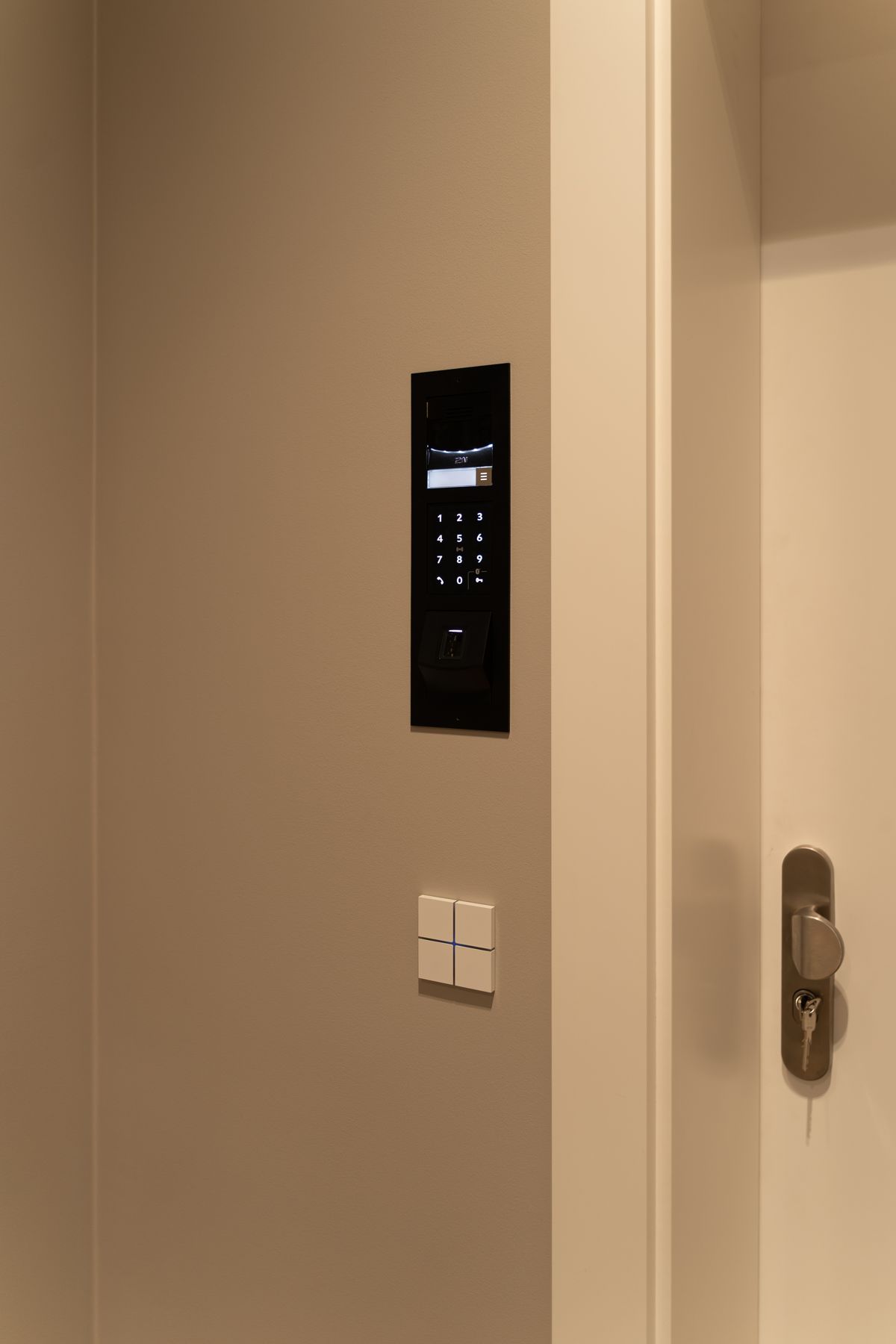 Türsprechstelle mit Codeschloss und Fingerprint-Leser, darunter ein KNX-Tastsensor
