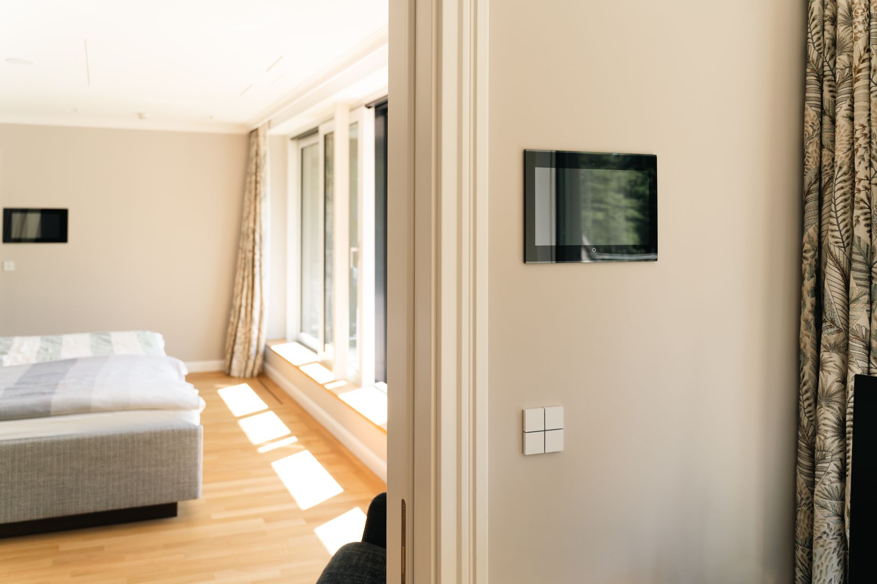 Touchpanel und KNX-Tastsensor am Eingang zum Schlafzimmer