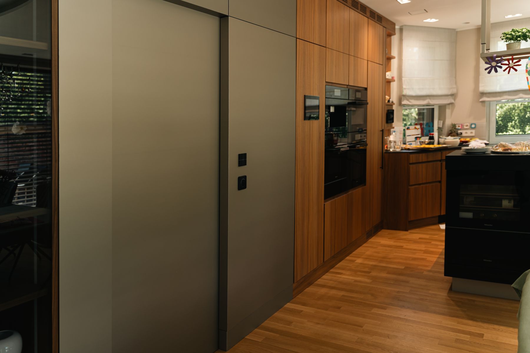 Küche mit flächenbündigen Schranktüren, KNX-Tastsensoren und Touchpanel