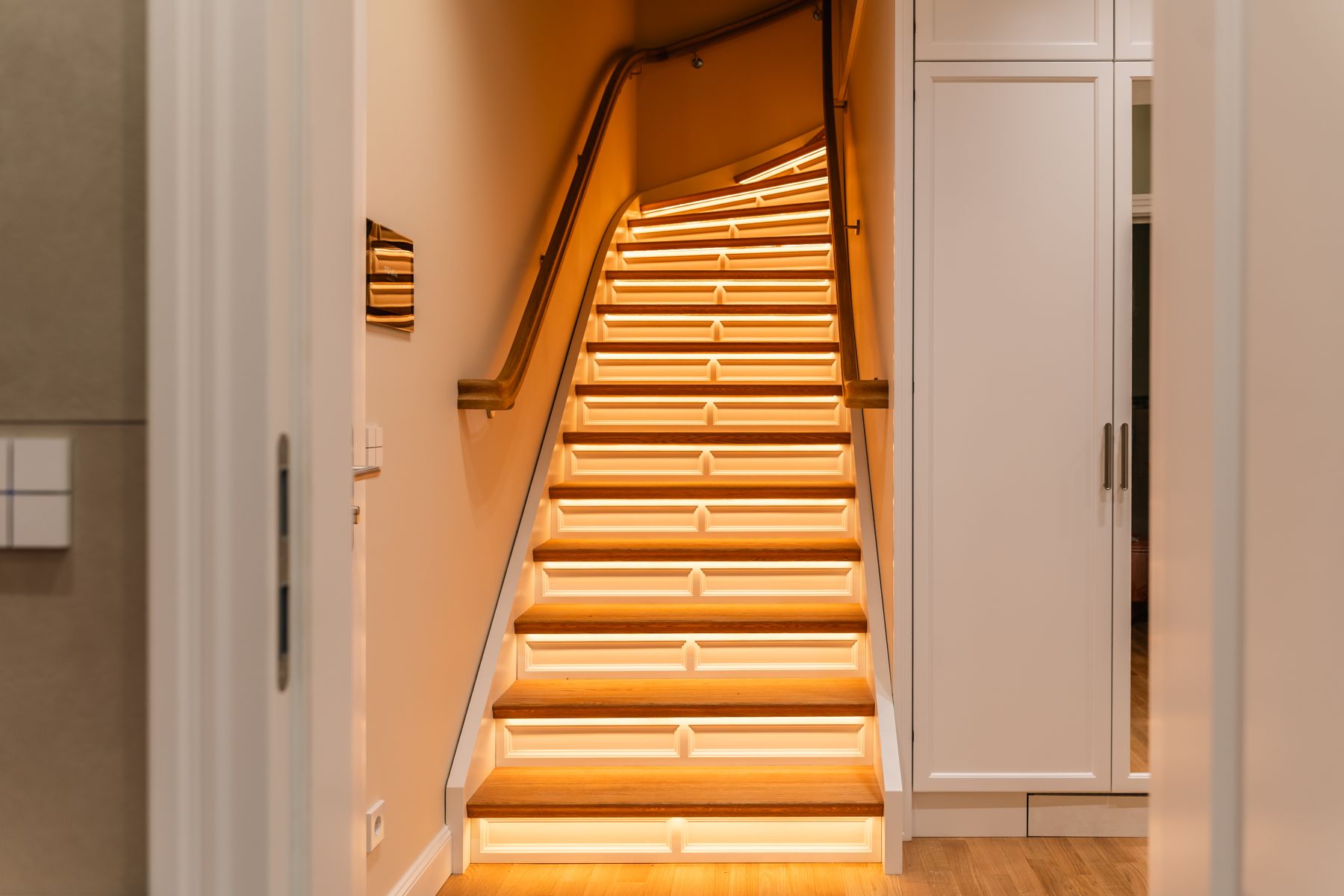Treppe mit warmweißer Stufenbeleuchtung in jeder Setzstufe