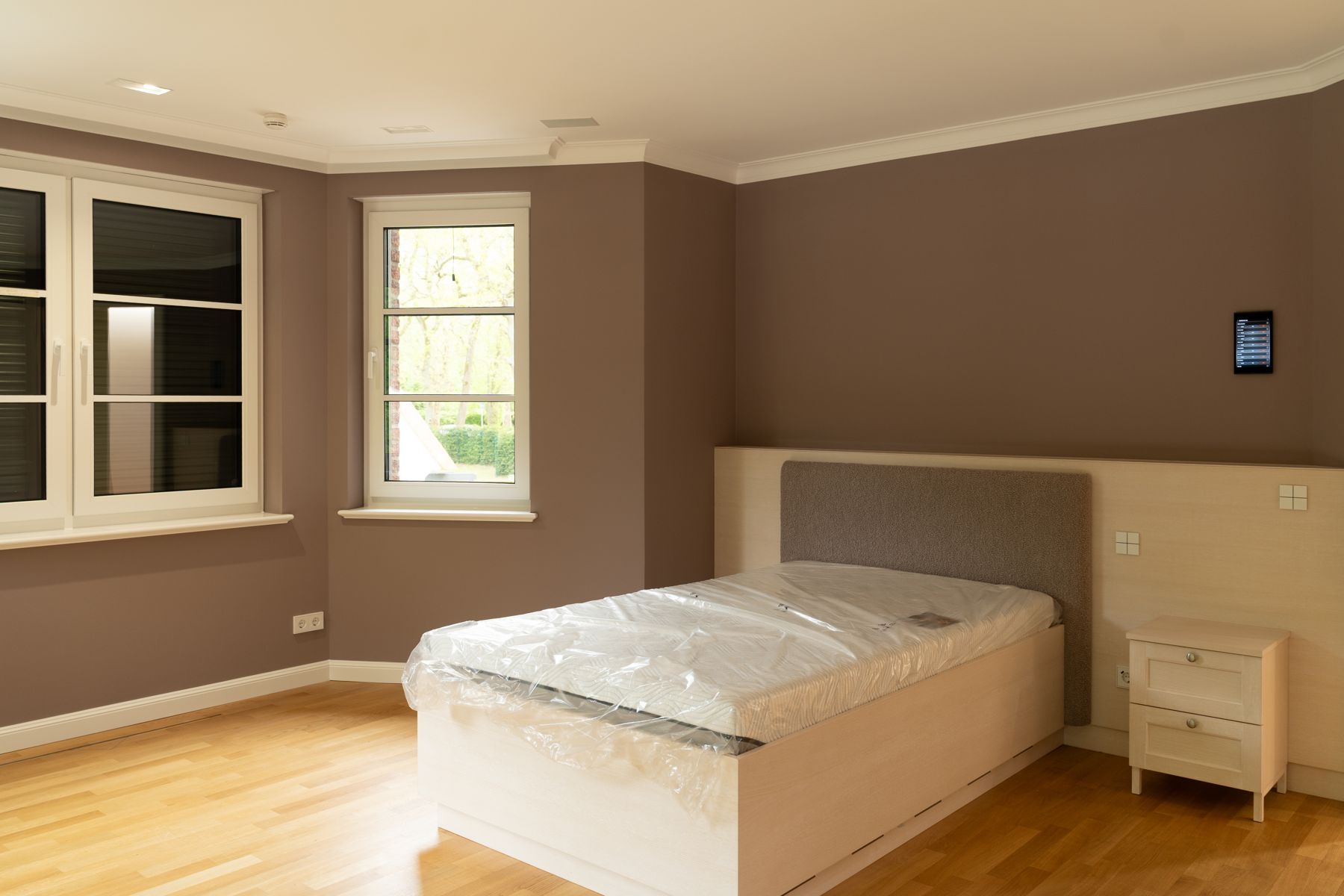 Schlafzimmer mit Touchpanel an der Wand und Tastsensoren im Kopfteil