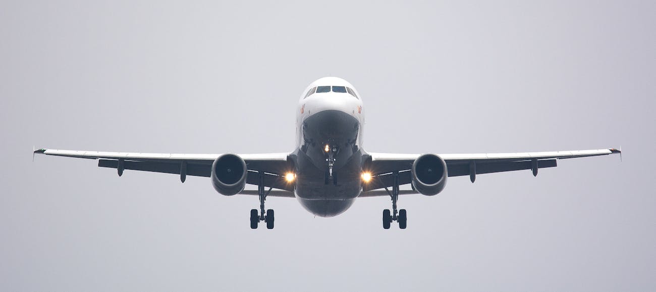 Quais são as desvantagens do modal aéreo?