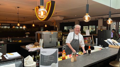 Onze cateraar Max bij Campus Delta in Capelle aan den IJssel aan het werk achter de bar in ons grote sociale hart.