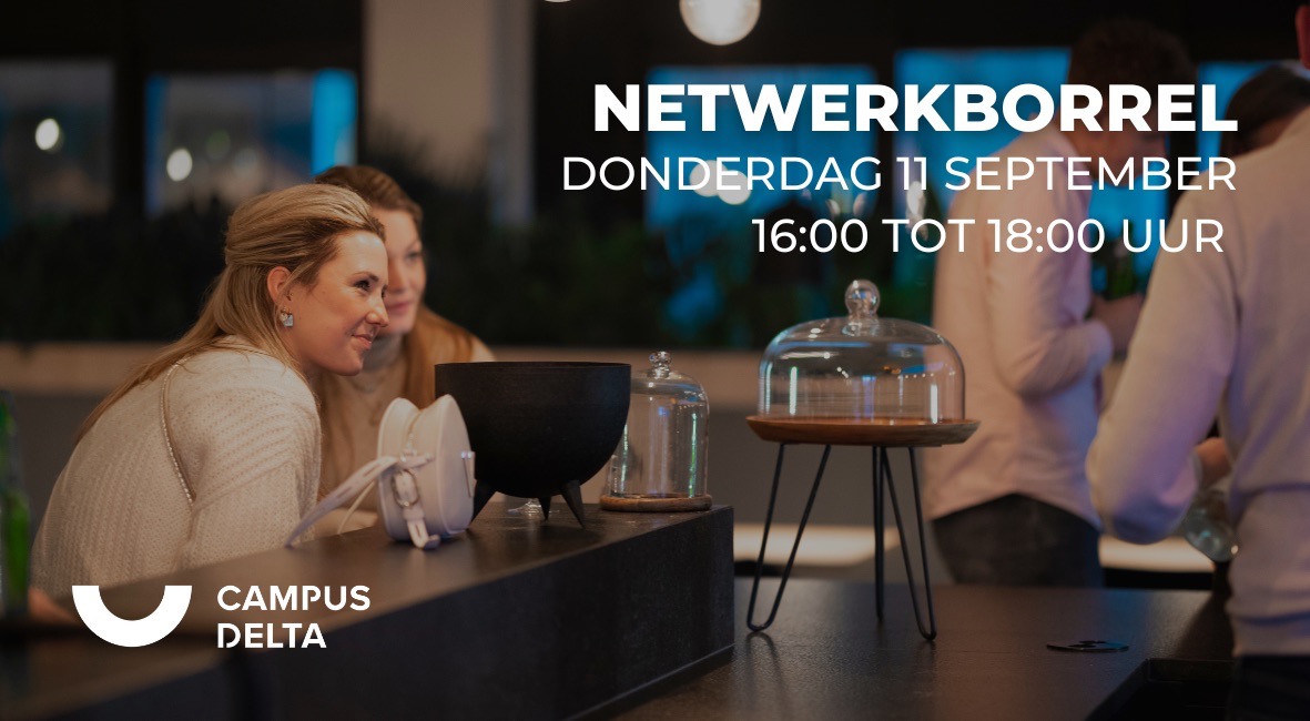 Huurders en medewerkers proosten gezellig met een drankje aan de bar van het sociale hart tijdens de netwerkborrel bij Campus Delta.