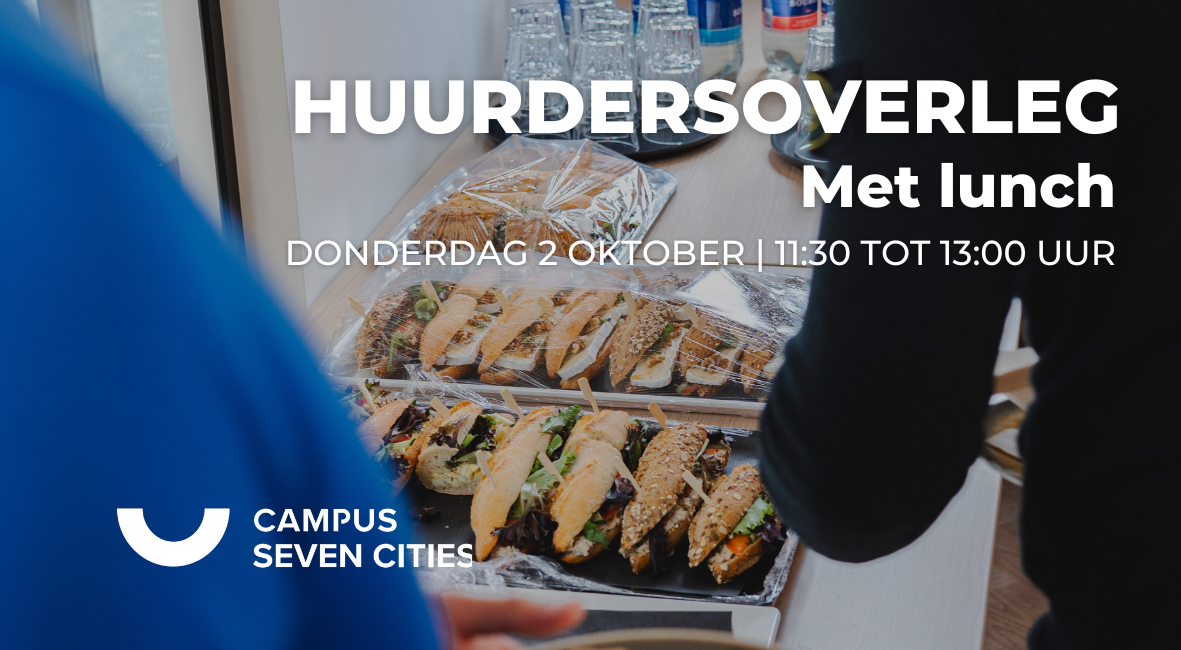 Close-up van een tafel met broodjes en flesjes water tijdens een lunch. Op de afbeelding staat de tekst: ‘Huurdersoverleg met lunch – Donderdag 2 oktober | 11:30 tot 13:00 uur’. Linksonder het logo van Campus Seven Cities.