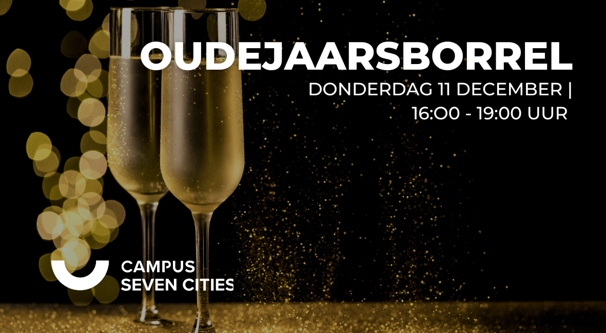 Twee glazen champagne met gouden bubbels en feestelijke lichtjes op de achtergrond. Tekst op de afbeelding: ‘Oudejaarsborrel – donderdag 11 december | 16:00 - 19:00 uur – Campus Seven Cities’.