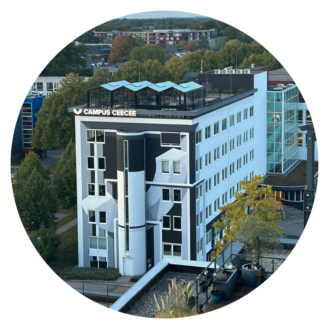 Het Logo van Campus CeeCee over een droneshot van het dakterras en de dakkas 'eventspace greenhouse'. 