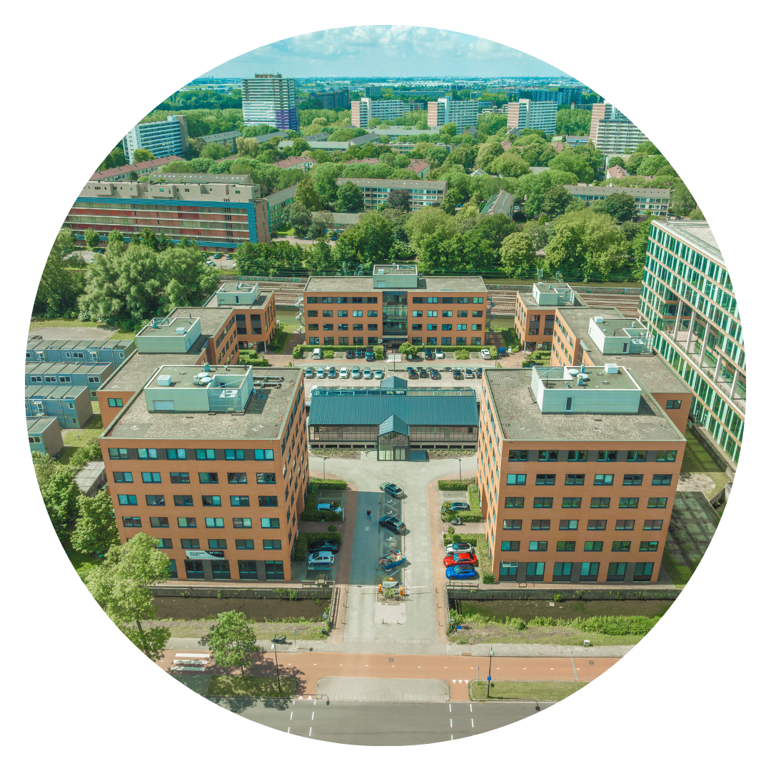 Het logo van Campus Seven Cities over de parkeerplaats in het midden van de verschillende gebouwen.