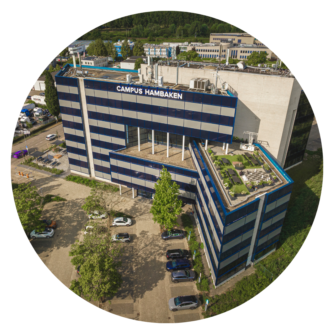 Het logo van Campus Hambaken op een droneshot van de kantoorcampus.