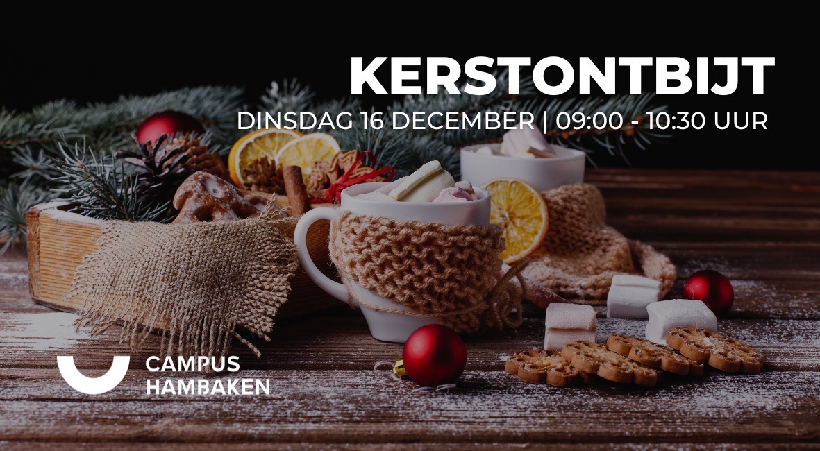 Warme mokken chocolademelk met marshmallows, kerstdecoratie en koekjes op een houten tafel – sfeervol kerstontbijt bij Campus Offices.