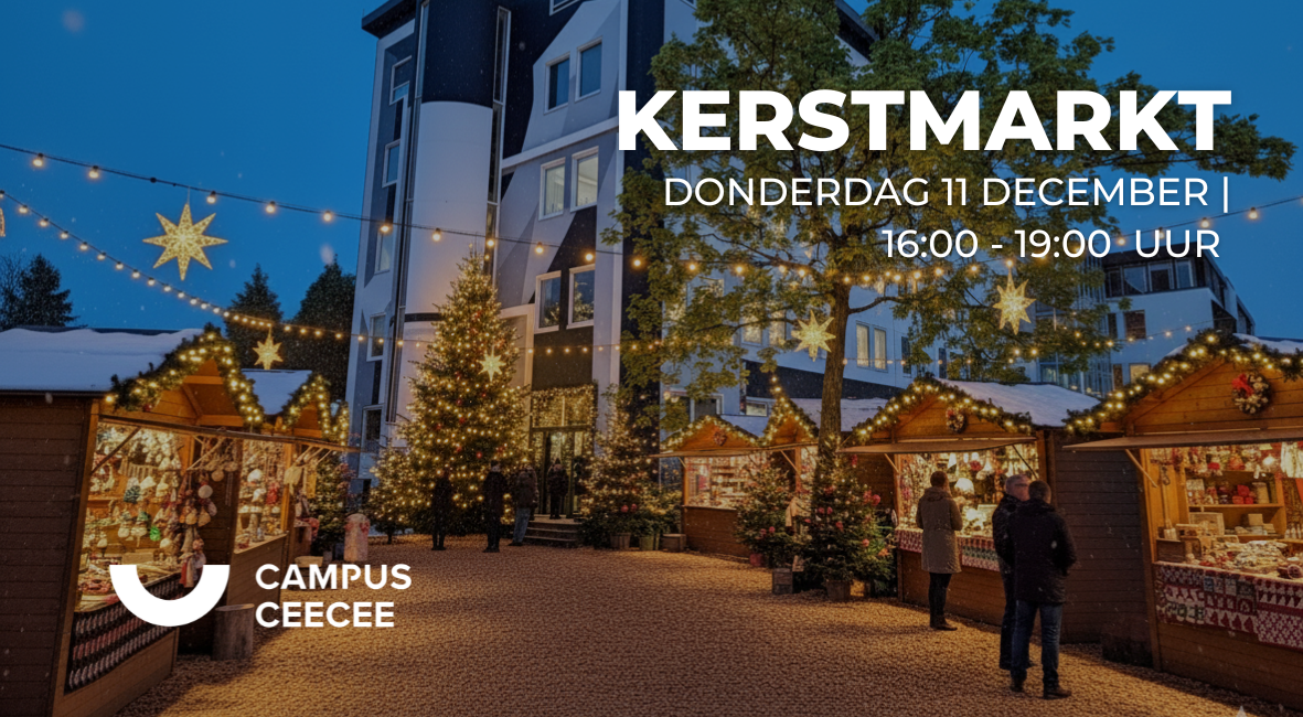 Gezellige kerstmarkt bij Campus CeeCee met houten kraampjes, verlichte kerstbomen en fonkelende lichtslingers op het plein voor een modern gebouw tijdens de avondschemering.