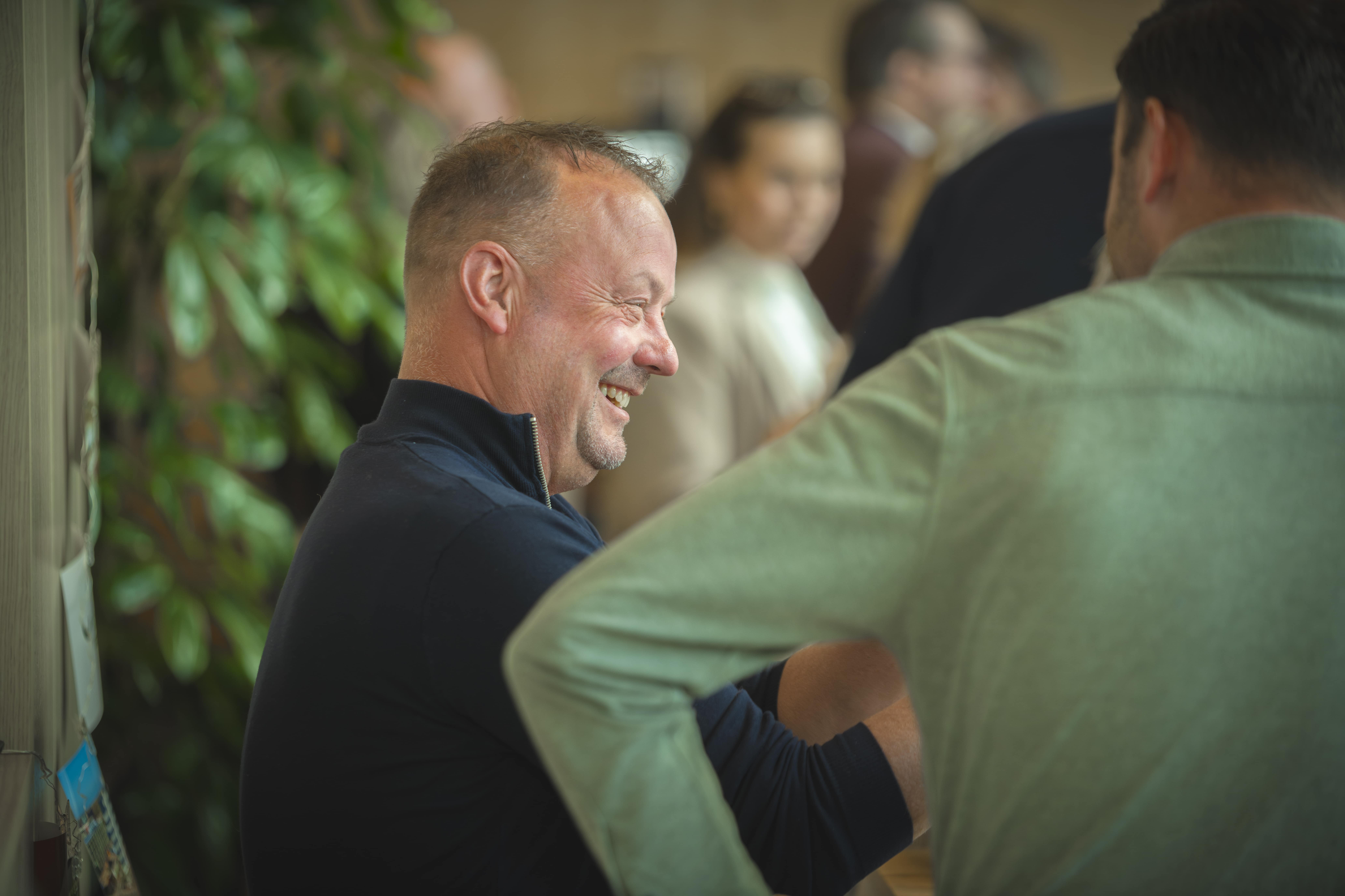 De co-working space is ingericht met ergonomische bureaus en gedecoreerd met veel verschillende planten.