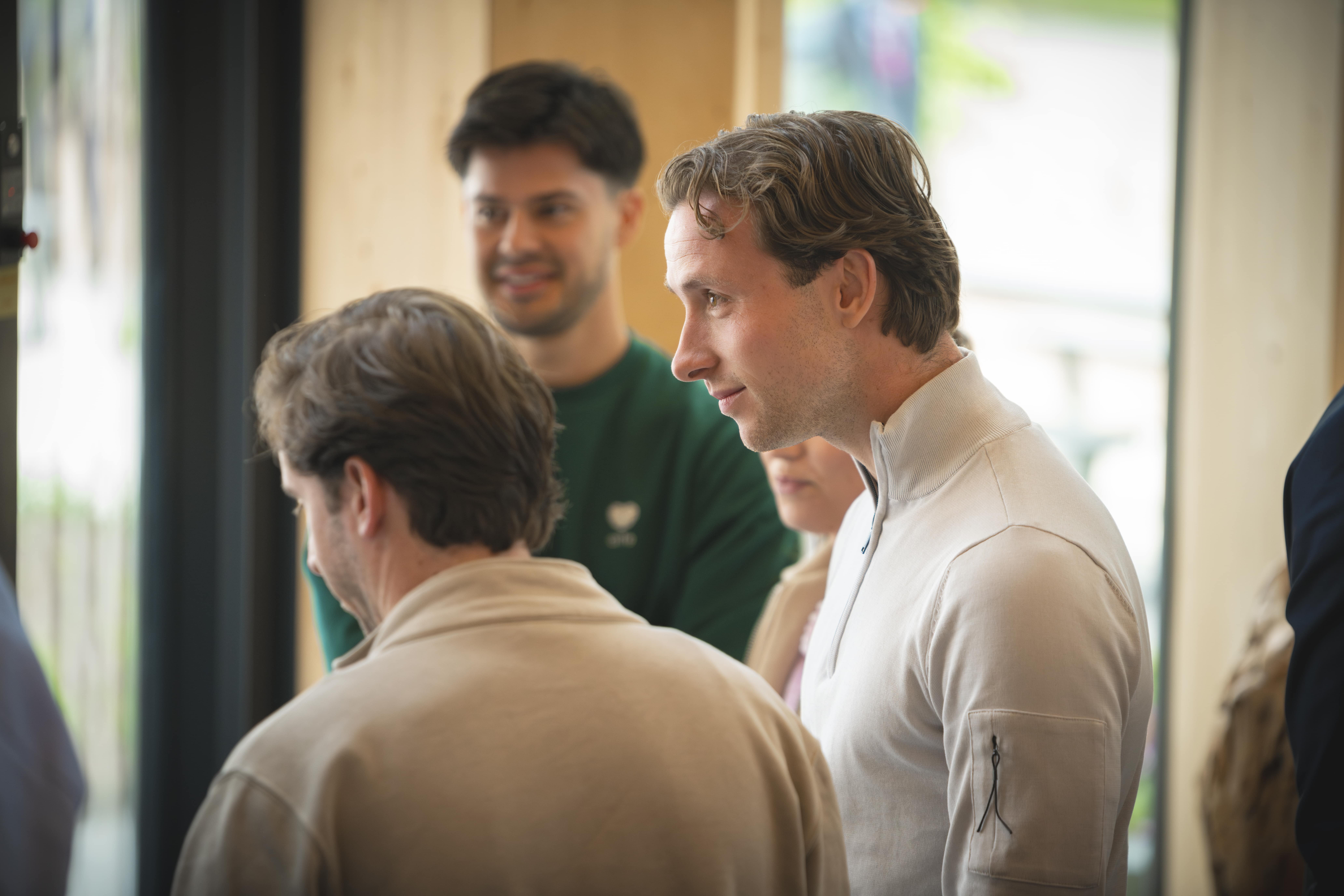 Drone shot van de kantoorcampus waarop zowel het gebouw als de parkeerplaats eromheen te zien zijn.