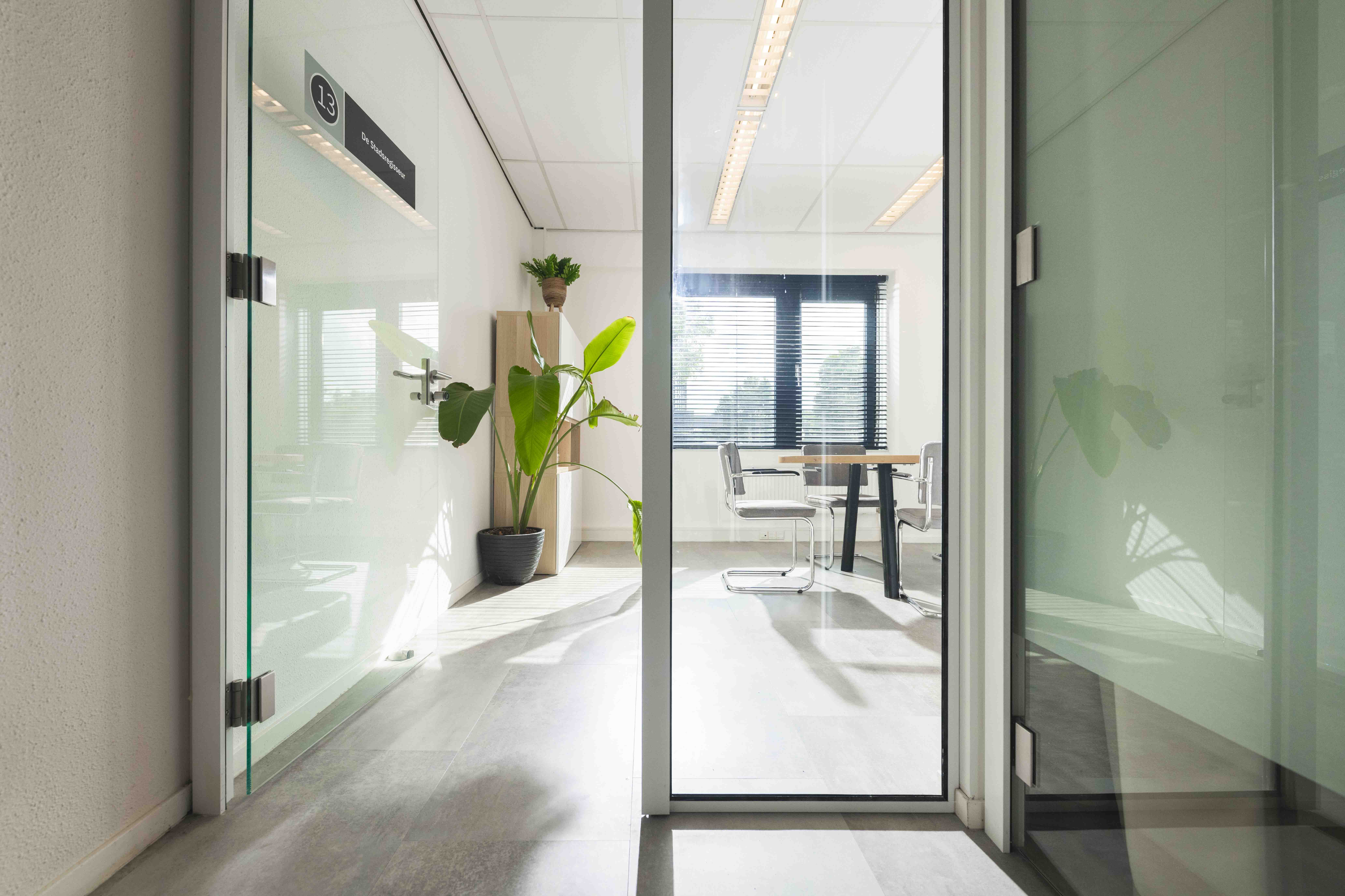 Huurder loopt door een van de industriële gangen in het pand.