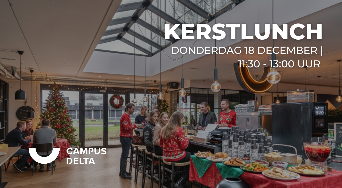 Feestelijke kerstlunch bij Campus Delta met gezellig gedekte tafels, een kerstboom, versieringen en collega’s die samen genieten van eten en drinken in een warm verlichte ruimte.