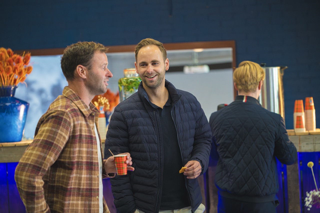 Op zoek naar kantoorruimte huren in Deventer? Campus Hanzepark biedt rustige kantoorunits, vergaderruimte, pantry’s, zitplekken, picknickbanken buiten en De Broodbode direct tegenover het pand.