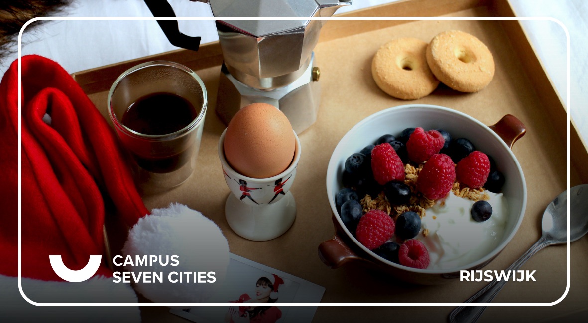 Kerstontbijt met koffie, yoghurt en fruit bij Campus Seven Cities in Rijswijk.