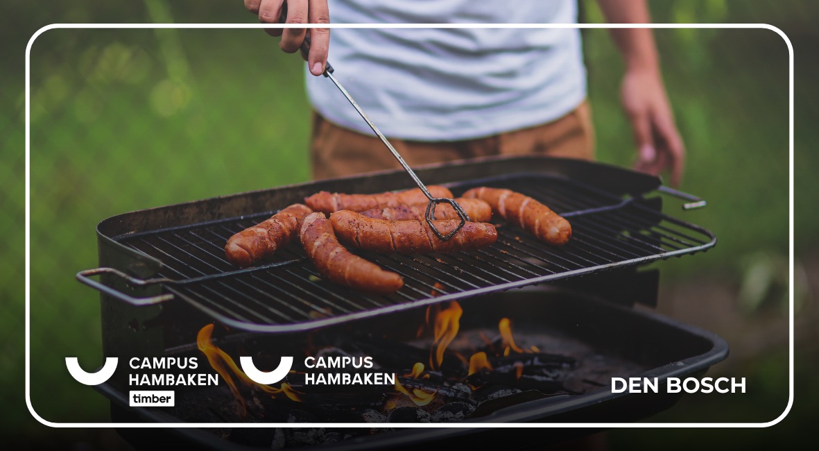 Zomerse barbecue bij Campus Hambaken in Den Bosch met worstjes op de grill.