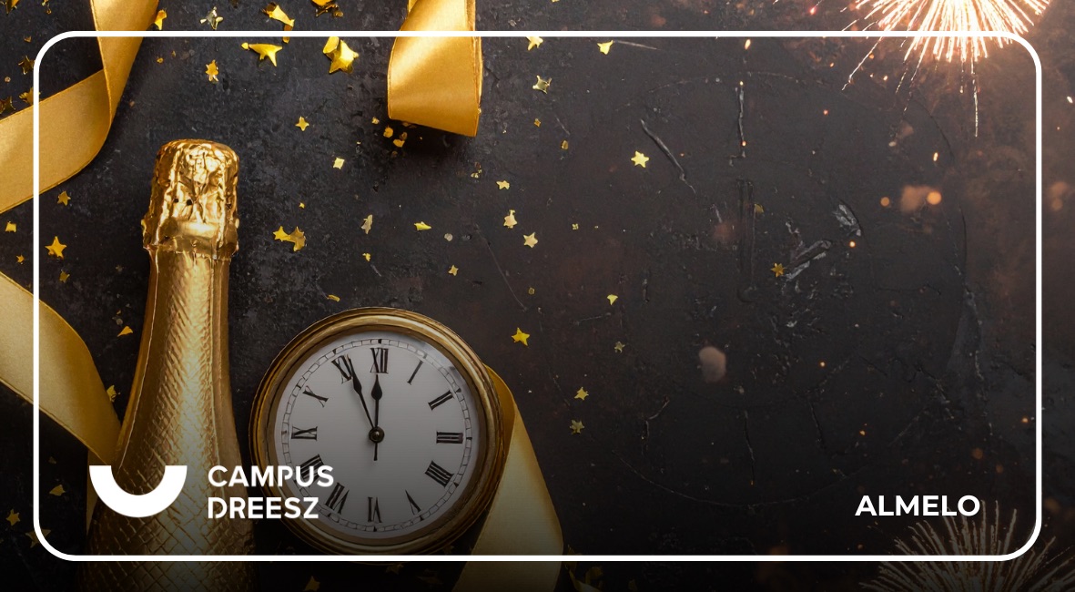 eindejaarsborrel met een fles champagne en vuurwerk