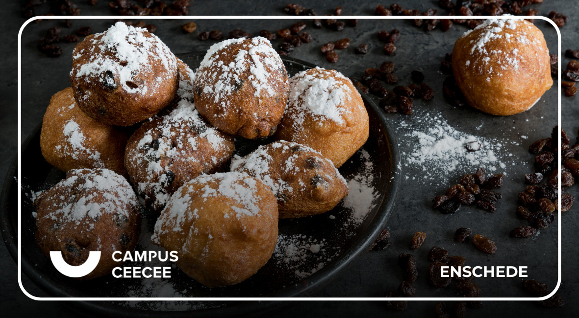 Bord met verse oliebollen bestrooid met poedersuiker bij Campus CeeCee in Enschede