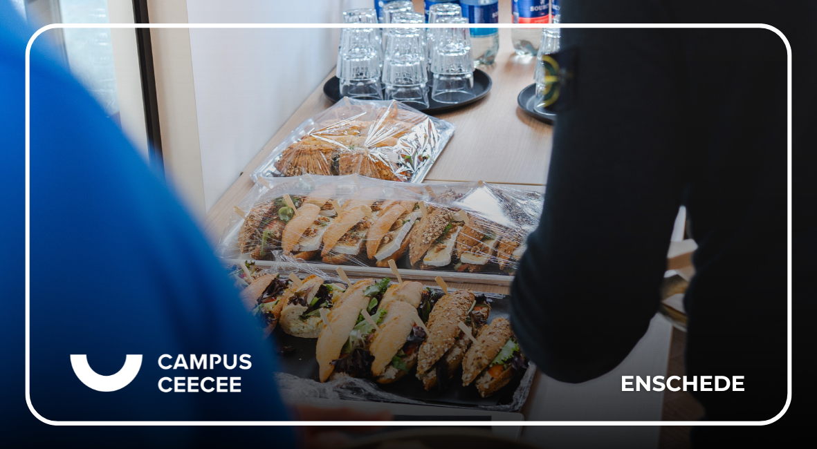 Tafel met belegde broodjes en drankjes tijdens een lunchmoment bij Campus CeeCee in Enschede