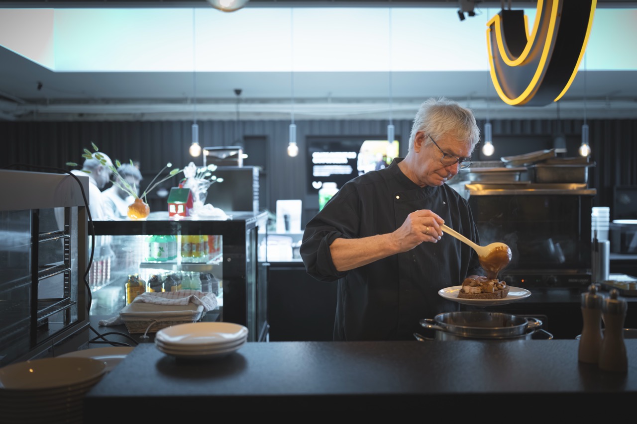 Onze cateraar Max bij Campus Delta in Capelle aan den IJssel aan het werk achter de bar in ons grote sociale hart.