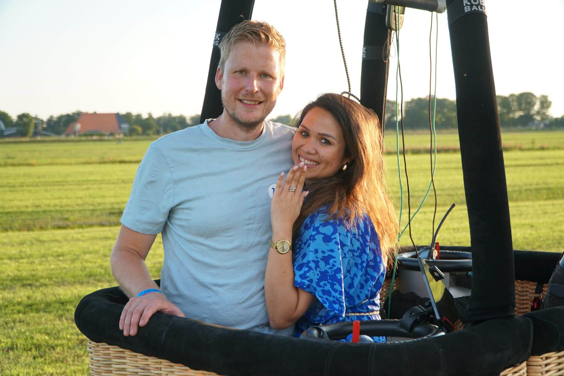 Huwelijksaanzoek op grote hoogte tijdens de Friese Ballonfeesten