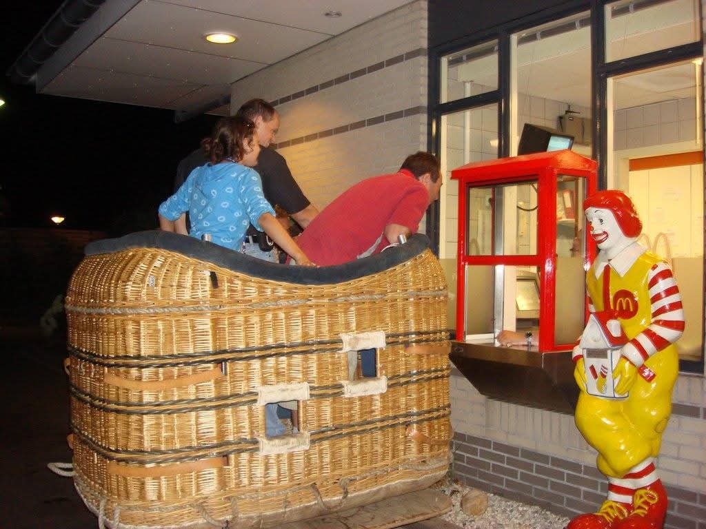 McBasket voor Andrew Kaye: Engelse ballonvaarder met ballonmand door de McDrive