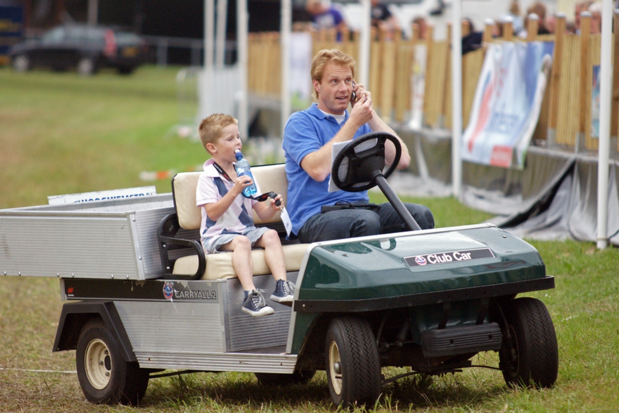 Met goede contacten én de fax haalde Daan Elfring de bijzonderste ballonnen naar Joure